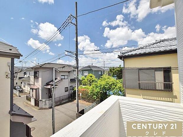 バルコニーからの眺望です。晴れた日には青空が広がり、心地よい風に包まれながら、ゆったりとした時間をお過ごしいただけます。