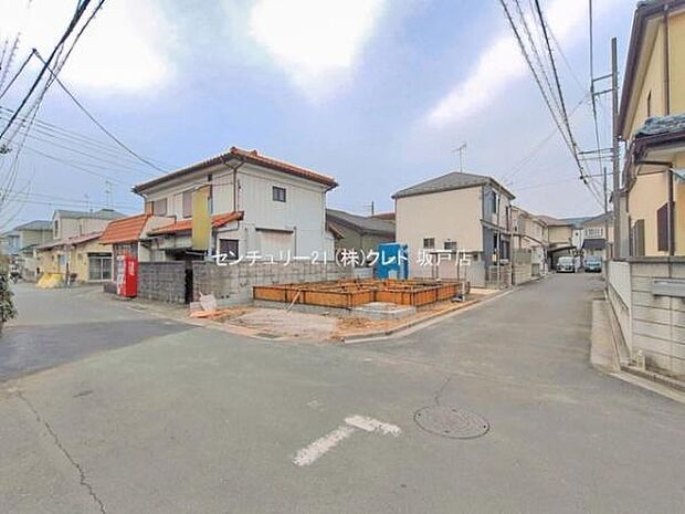 西側4ｍ×北側5ｍの開放的な角地で、陽当り通風良好。駐車場は2台分あり、ご夫婦でお車をお持ちの方も安心です。