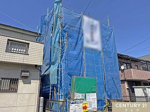 木工事の最中でブルーシートに包まれた状態でした。しばらくすると外観が完成し、室内の施工が始まります。