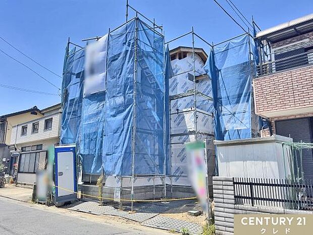 耐震等級3、設計性能評価を取得した4LDKの新邸。木工事が進み、防水シートが張られた状態でした。