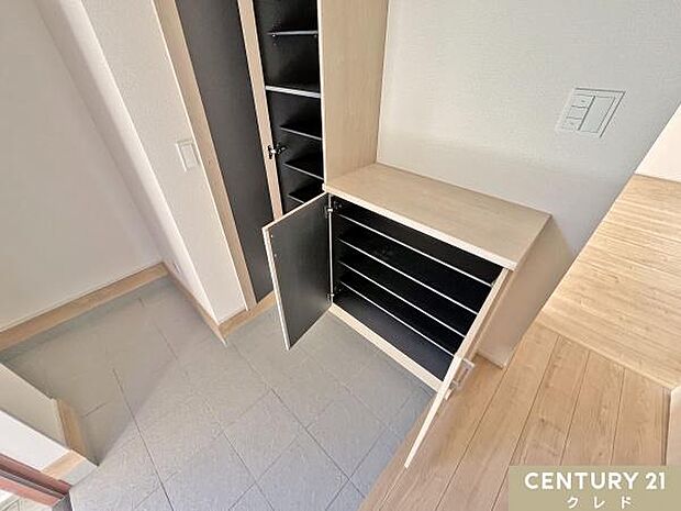 玄関にある収納は、家族分の靴もスッキリ収納。足元のおしゃれを楽しみたい人にもおすすめの大容量タイプ。生活動線にゆとりを生み出します。