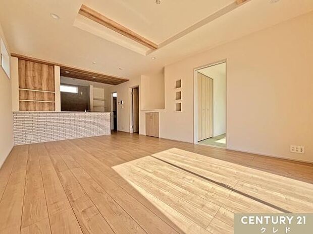 【LDK18帖】兄弟姉妹のいるお子様がいる5〜6人のご家族も満足の18帖のリビングです。家具を置いてもゆとりの動線を保てます。