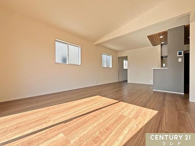 【LDK18帖】兄弟姉妹のいるお子様がいる5〜6人のご家族も満足の18帖のリビングです。家具を置いてもゆとりの動線を保てます。