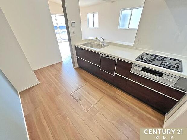 開放感のある対面式キッチンは家族に手渡しで料理や食器を手渡せます。コミュニケーションをとりながらスムーズな配膳や後片付けができます。