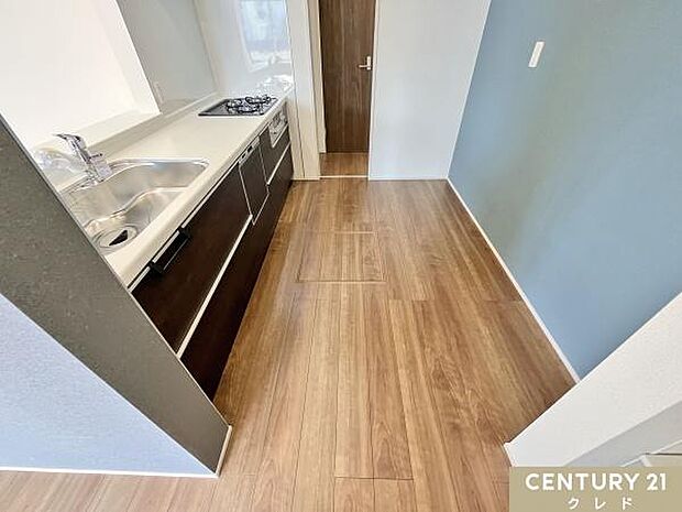 キッチン回りに収納があるため動線にゆとりを作り、住空間を広く確保。キッチンツールなどもすっきりと収納することができ毎日のお料理やお掃除も快適に行うことができます。