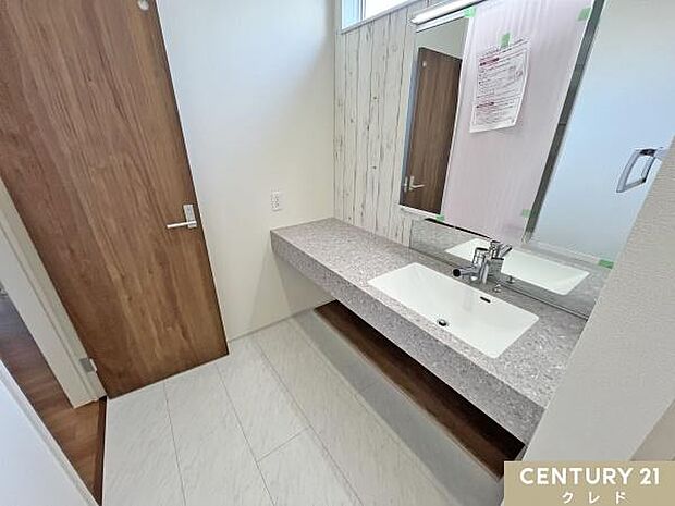 カウンター部分が広い洗面化粧台は、家族全員が同時に使用できます。豊富な収納スペースで化粧品や日用品をスッキリ整理でき、使いやすさも向上。朝の忙しい時間でもストレスなく、快適に準備ができます。