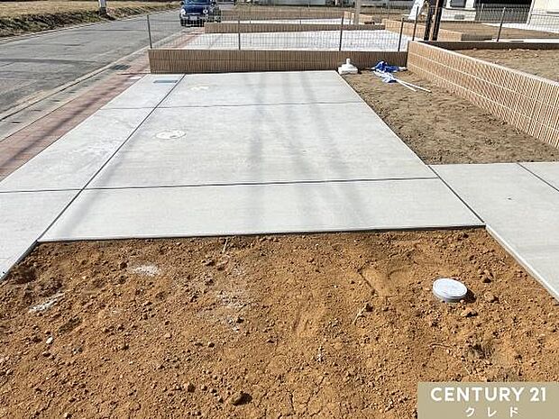 3台を停めることのできる駐車場は、スペースが広く家族の車や来客も余裕を持って駐車可能。出入りも快適で効率的にスペースを使えます。