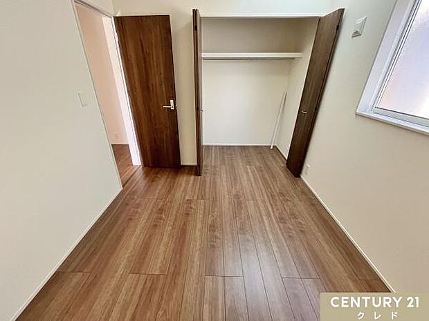 【洋室5.25帖】5.25帖の室内にはデザイン性と開放感を楽しめる天窓があります。自然光でも明るく、ふと見上げれば青空を眺められます。