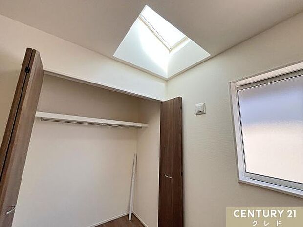 【洋室5.25帖】5帖の洋室は書斎など家族構成やライフスタイルに合わせてマルチに対応。机やベッドを配置し、効率的な作業空間やリラックスできる場所として活用できます。