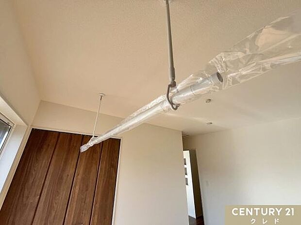 【洋室南側6帖　室内物干し】天気の悪い時の部屋干しや花粉の季節にも便利な室内物干し用の設備があります。陽当たりの良い室内でアレルギーや天気を気にせずお洗濯を行うことができます。