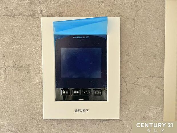 【TVモニター付きインターホン】玄関を開ける前に映像・音声で相手を確認でき、防犯面に配慮。お子様のお留守番や単身の方にも心強い設備です。リビングからワンタッチで応対できます。