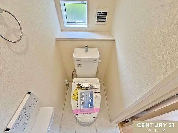見やすく操作が簡単な温水洗浄便座。壁面にリモコンを設置することにより、楽な姿勢での操作が可能。すっきりとした個室で掃除しやすい設計です。