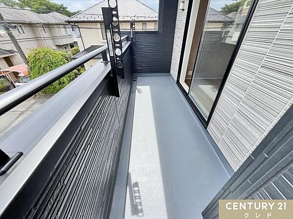 2つの部屋が繋がる南面バルコニー。洗濯物が乾きやすく、家事の時短にも貢献します。室内にも暖かな陽光を取り入れることができます。