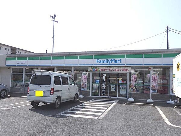 ファミリーマート鳩山ニュータウン店まで152m