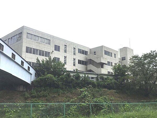 鳩山町立鳩山中学校まで2646m