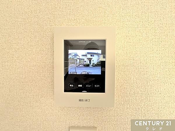 【TVモニター付きインターホン】玄関を開ける前に映像・音声で相手を確認でき、防犯面に配慮。お子様のお留守番や単身の方にも心強い設備です。リビングからワンタッチで応対できます。