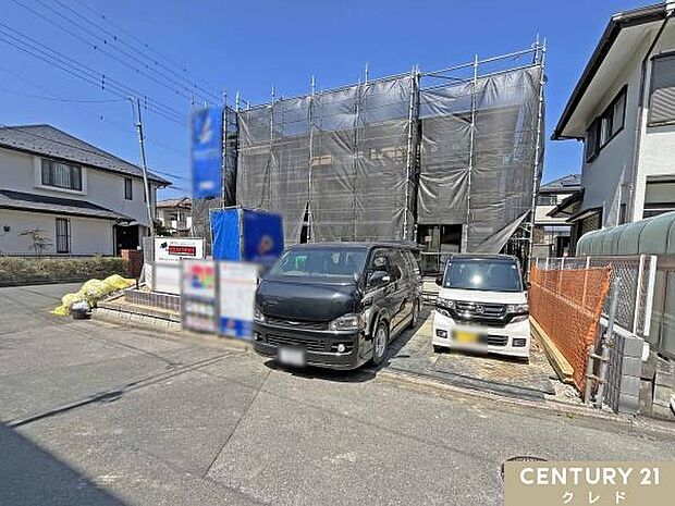 周辺にはスーパーなどの商業施設に加え、教育機関も充実。子育て世帯にも嬉しい、便利で安心な住環境が整っています。