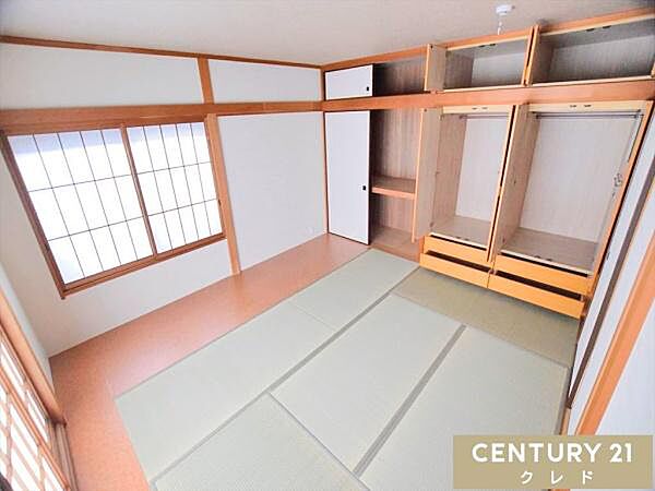 【2階和室】障子越しにやわらかな光が差し込む、明るい2階和室。壁面には大容量の収納を備え、お布団はもちろん、ハンガーパイプ付きで衣類もすっきり収納できます。