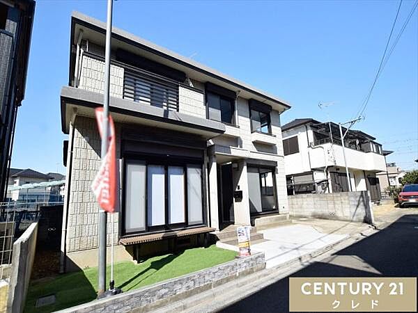 周辺にはスーパーなどの商業施設に加え、教育機関も充実。子育て世帯にも嬉しい、便利で安心な住環境が整っています。