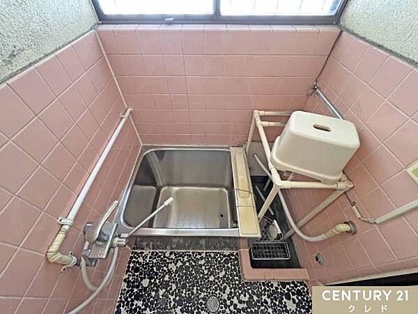 レトロなピンクタイルが印象的な浴室。明るい窓のある浴室は、換気もしやすくお手入れ面でも安心。便利な追い焚き機能も付いています。