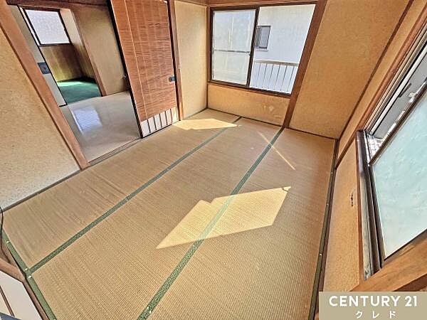 【2階和室6帖　南西側】音・熱をやわらげ、クッション性も魅力の素足でくつろげる和の空間。読書や趣味に没頭する書斎、あるいは静かな寝室としてもピッタリ。