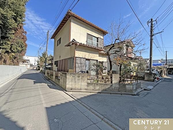 北西×南西の角地に位置するお住まい。2方向が道路であるため、日当たりや風通しを確保。車の出し入れも行いやすい広さです。