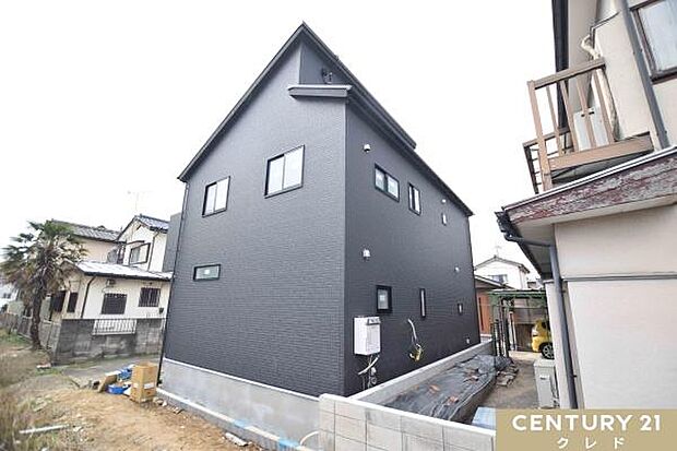 1台駐車可能なカースペース付き。毎日の通勤やお子様の送り迎えなど、車移動がメインの方にも嬉しいですね。