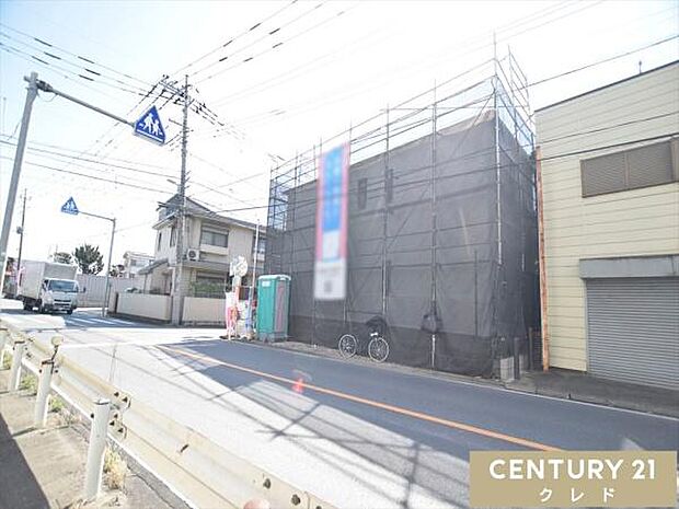 2台駐車可能なカースペース付き。来客時はもちろん、将来お子様が免許取得時に便利ですね。