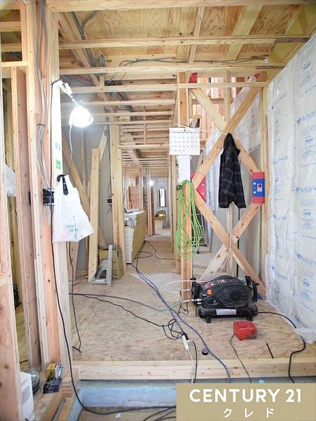 柱や梁などのお家の主要な部分が組まれ、段々とお家の形が出来上がってきました。