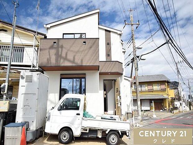 敷地内には1台駐車可能なカースペース付き。通勤やお子様の送り迎えなどでお車を使う人も安心です