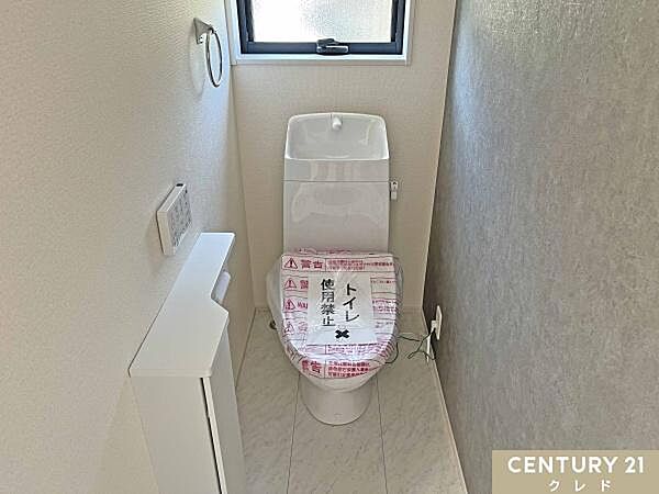 肌への負担に配慮し、快適な生活をサポートする温水洗浄機能付きトイレ。壁収納もあり、ペーパー類や小物をすっきり片付けられます。