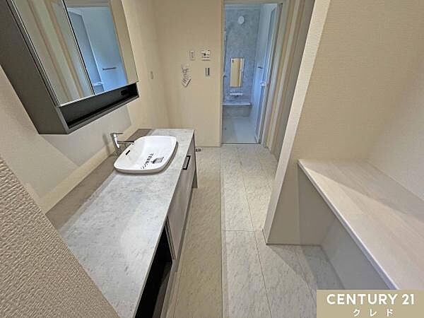 ホテルライクなデザインが魅力のワイドな洗面台。身支度や家事も効率よく行えるカウンター付きで忙しい朝もゆとりを感じられる空間です。