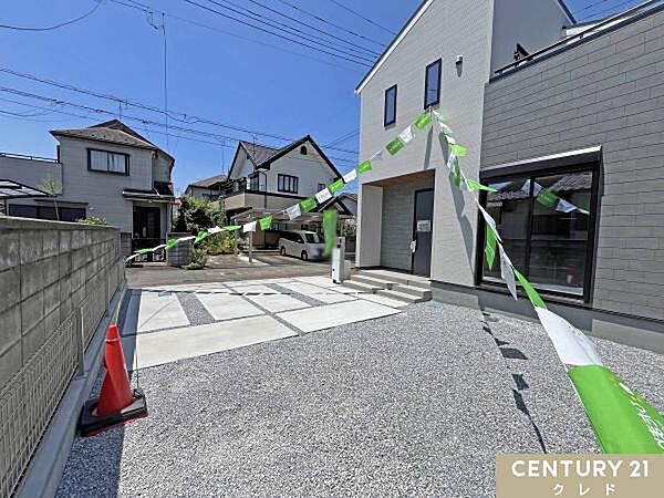 敷地の広さを活かした広いカースペースには車種により4台の車が駐車可能です。共働きの御夫婦や複数台車を所持するご家族におすすめです。