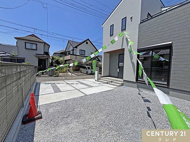 敷地の広さを活かした広いカースペースには車種により4台の車が駐車可能です。共働きの御夫婦や複数台車を所持するご家族におすすめです。