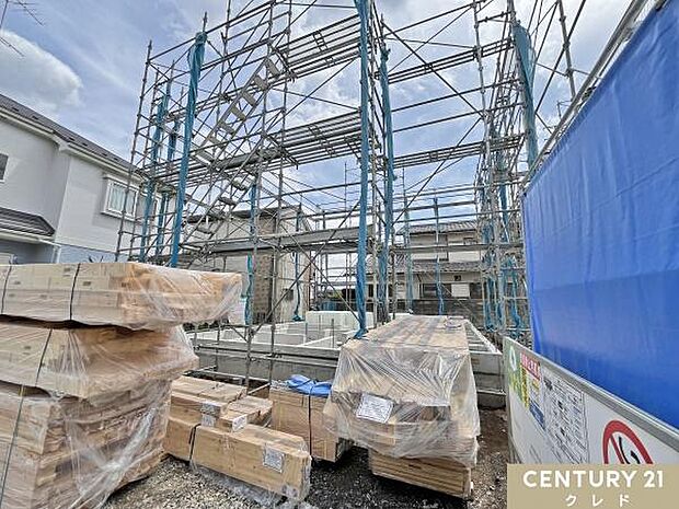 次の工程では建物の骨組みとなる木材を設置し、基本的な構造を組み立てていきます。