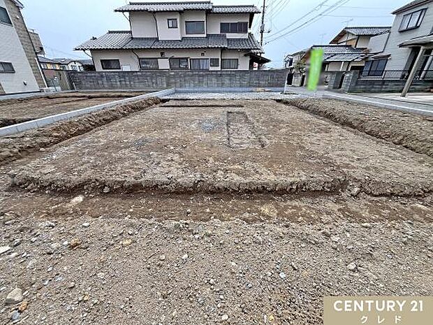 地面は整地され掘削が完了しています。これから鉄筋を組み上げていく工程に入ります。
