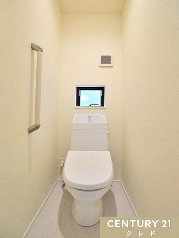 窓から自然光が入り、明るく爽やかな印象のトイレです。温水洗浄便座付きで毎日快適。お手入れもしやすく、清潔な状態を保ちやすいのも魅力です。