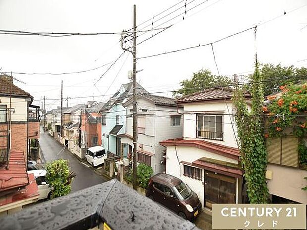 バルコニーからの眺望です。周辺は高い建物がない閑静な住宅街となっており、穏やかで落ち着いた住環境が広がっています。