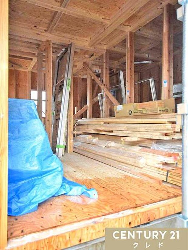 上棟し、木工事中が進んでいます。建物の骨組みが見え、床には構造用合板が敷かれています。