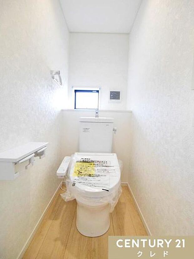 窓から自然光が入り、明るく爽やかな印象のトイレです。温水洗浄便座付きで毎日快適。お手入れもしやすく、清潔な状態を保ちやすいのも魅力です。
