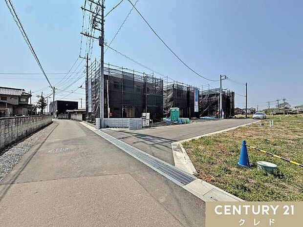 緑豊かな閑静な住宅街。見渡す限りの広い空とたっぷりの陽光に包まれる開放的な立地です。