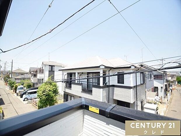 バルコニーからの眺望です。周辺は高い建物がない閑静な住宅街となっており、穏やかで落ち着いた住環境が広がっています。