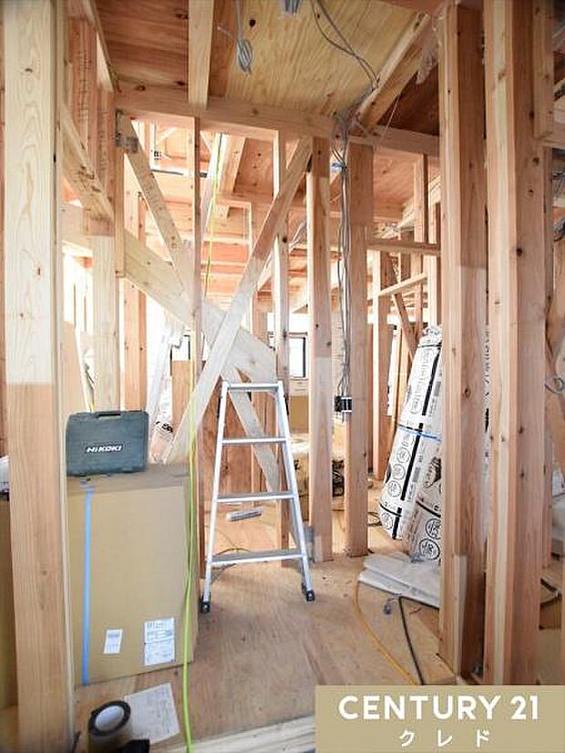 柱や梁などのお家の主要な部分が組まれ、段々とお家の形が出来上がってきました。