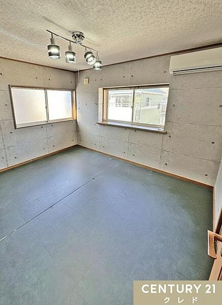 【西側洋室6帖】コンクリート風のおしゃれなクロスが、カフェやコワーキングスペースのような雰囲気の室内。集中して作業したい方にもおすすめのお部屋です。