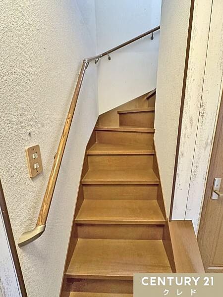 【手すり付き階段】姿勢が不安定になりやすい階段には楽に体を支えられる手すりがついています。足腰の弱いお年の方やお子様まで幅広い方に安心の設備です。