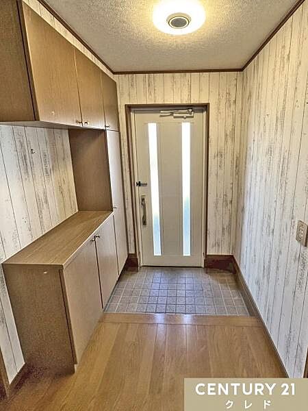高さのある収納は家族の人数分の靴もたっぷりと収納できます。すっきりと片付いた玄関では家族が並んで靴を履き、出かけることができます。