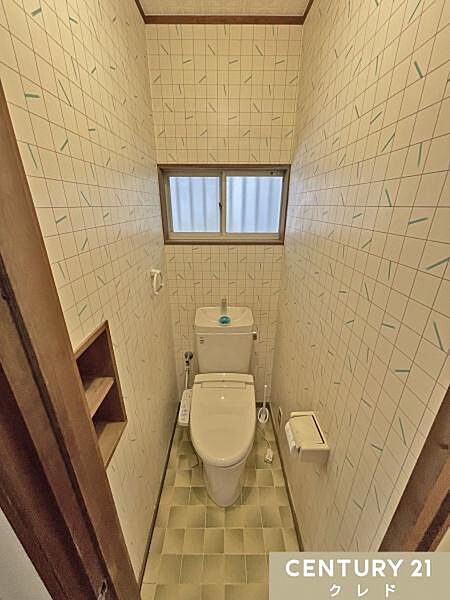 2023年4月にトイレも新規交換。明るく清潔感のある個室内には収納があり、備品や掃除用品などをすっきりと収納することができます。