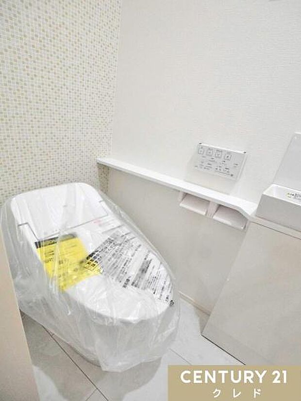 明るく爽やかな印象のトイレです。温水洗浄便座付きで毎日快適。便利な独立型の手洗い器付きで、来客時もスマートにお使いいただけます。