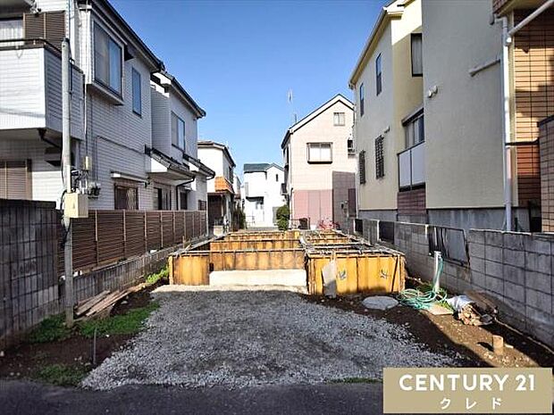 建物を支える重要な基礎工事中。床全面と立ち上がりを鉄筋コンクリートで施工することで、安心して暮らせる地震に強い基礎を造ります。