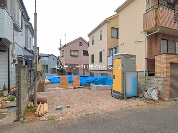 建物を支える重要な基礎工事中。床全面と立ち上がりを鉄筋コンクリートで施工することで、安心して暮らせる地震に強い基礎を造ります。